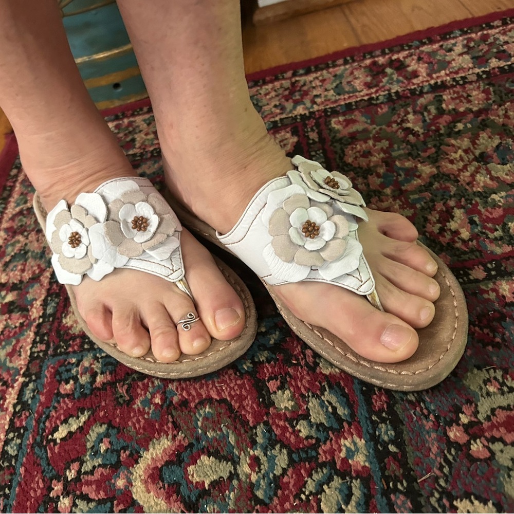 Clarks White Leather Floral Thong Wedge Sandals. Size 8. Cushioned insole.